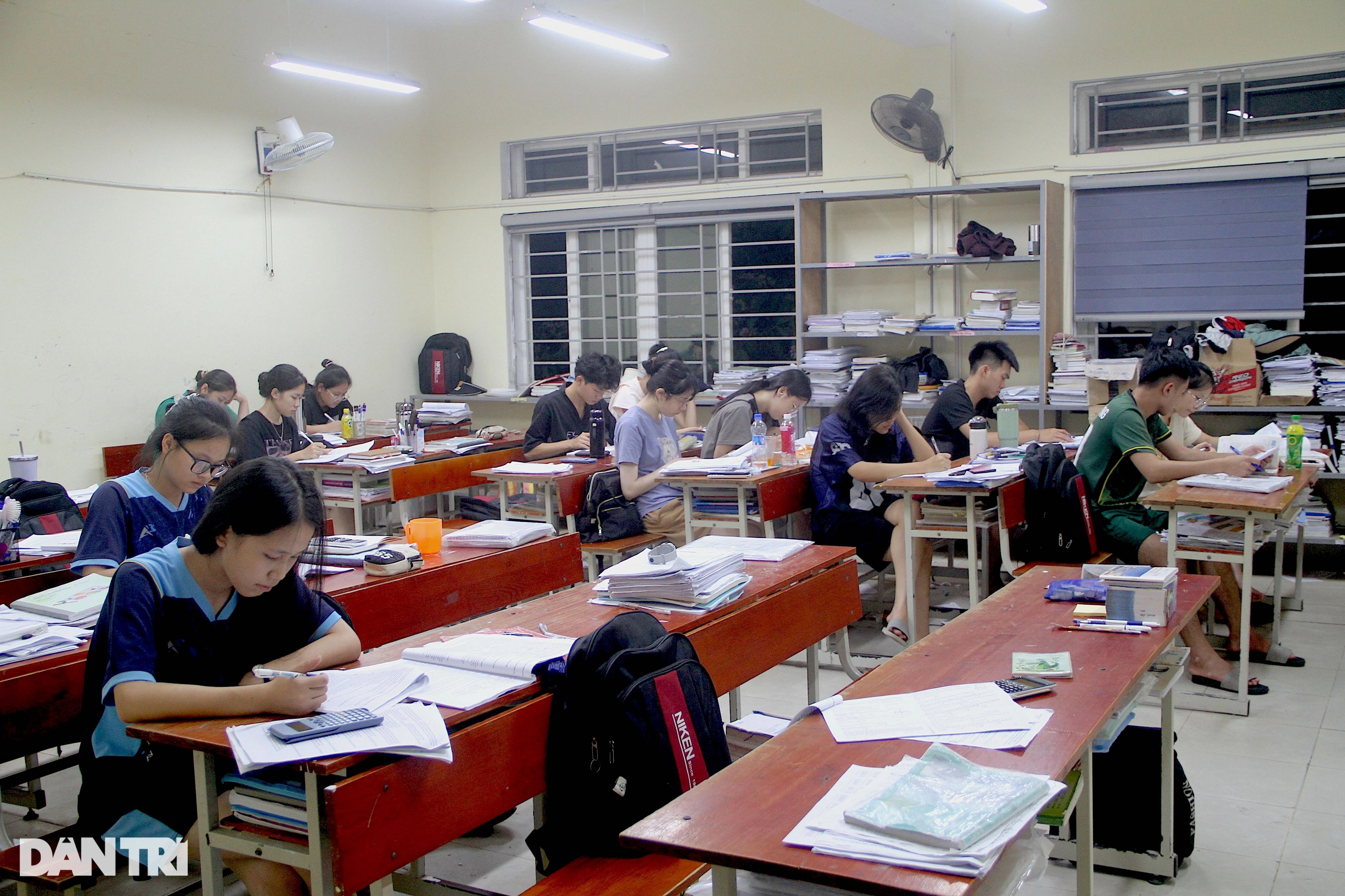 Học sinh cuối cấp nói không với điện thoại để mong đổi đời - 3 Học sinh cuối cấp nói không với điện thoại để mong đổi đời - 3