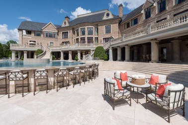 Dinh thự xa hoa như cung điện của tỷ phú điện ảnh nổi tiếng