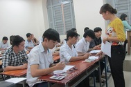 Nhiều thí sinh phải đi cấp cứu, dừng thi môn Toán