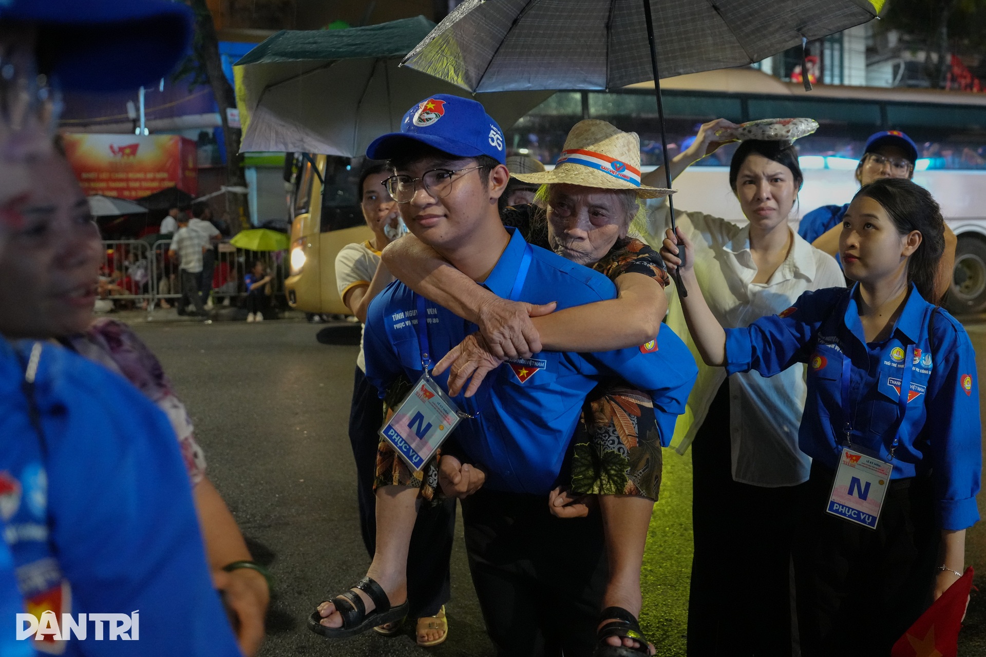 Hàng nghìn cựu chiến binh, đội mưa, thức xuyên đêm chờ đón đoàn diễu binh - 5 Hàng nghìn cựu chiến binh, đội mưa, thức xuyên đêm chờ đón đoàn diễu binh - 5