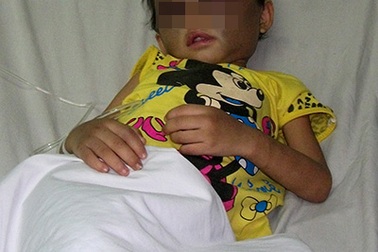 Giải cứu bé gái 4 tuổi nghi bị mẹ và cha dượng hành hung