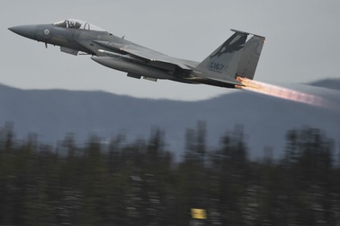 Gặp sự cố, tiêm kích Mỹ phóng hết số tên lửa trị giá 4,5 triệu USD xuống biển