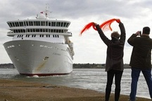 Tàu tái hiện hành trình Titanic phải quay về vì khách bị ốm