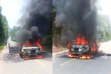 Đường đầy rơm, tài xế vừa chạy vừa nơm nớp lo xe phát hỏa