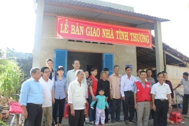 Khánh thành nhà nhân ái cho gia đình bé lớp 7 gồng gánh chăm ông bà nội già yếu