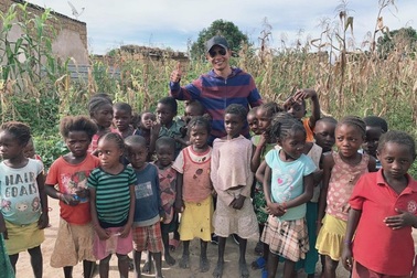 Youtuber xứ Nghệ ở lại châu Phi làm tình nguyện mùa dịch Covid-19