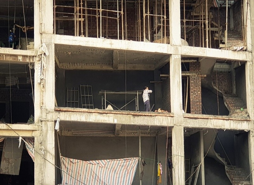Nhà “siêu mỏng, siêu méo” đua nhau mọc trên đường đang mở rộng ở Thủ đô - 7 Nhà “siêu mỏng, siêu méo” đua nhau mọc trên đường đang mở rộng ở Thủ đô - 7