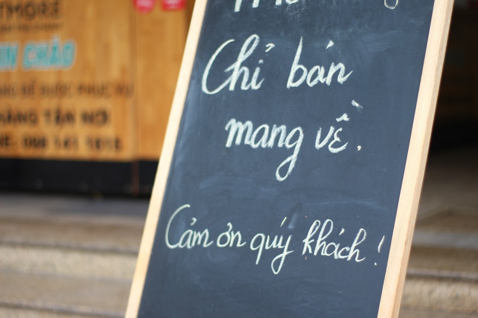 Hàng loạt quán cà phê ở Hà Nội lắp vách ngăn, bán mang về để phòng dịch - 1 Hàng loạt quán cà phê ở Hà Nội lắp vách ngăn, bán mang về để phòng dịch - 1