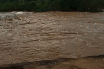 Nam công nhân lao xuống dòng nước lũ cứu 2 cháu bé