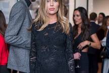 Abbey Clancy: Bầu bí vẫn diện váy bó, đi giày cao gót