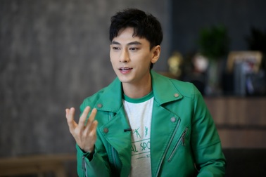 Ca sĩ Isaac: Khổ vì... đẹp trai!