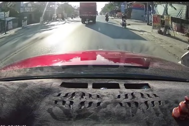 Người đi xe máy qua đường như chỗ không người, suýt lao vào xe tải