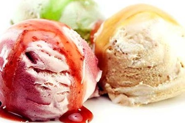 Vì sao thấy đau đầu khi ăn kem mùa nóng?