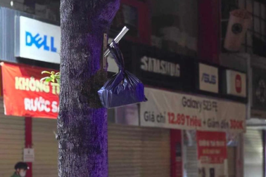 Hà Nội: Thi thể trẻ sơ sinh bọc trong túi, treo thân cây