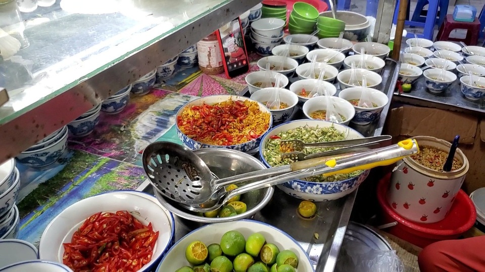 Hà Nội: Quán ốc đông khách của bà chủ chỉ dùng nụ cười, cử chỉ khi bán hàng - 7 Hà Nội: Quán ốc đông khách của bà chủ chỉ dùng nụ cười, cử chỉ khi bán hàng - 7