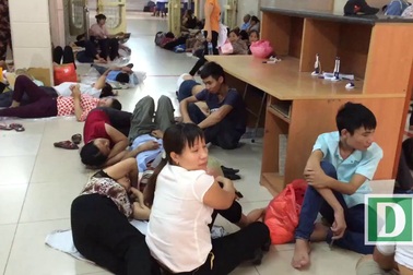 Vạ vật trong bệnh viện ngày Hà Nội nóng 40 độ C