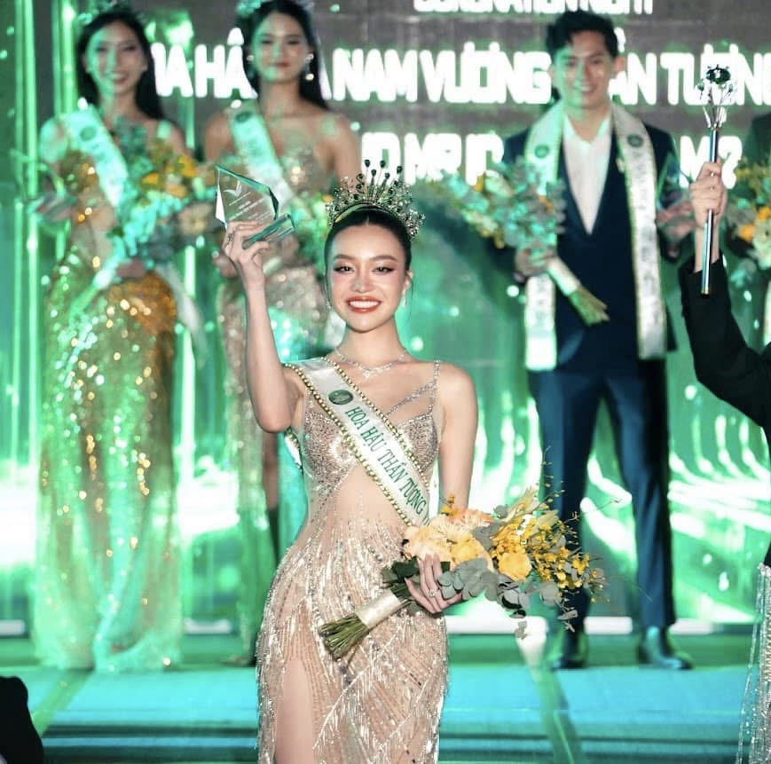 Hoa hậu Hoàn vũ và 7 hoa hậu đăng quang khi mặc váy của một nhà thiết kế - 9 Hoa hậu Hoàn vũ và 7 hoa hậu đăng quang khi mặc váy của một nhà thiết kế - 9