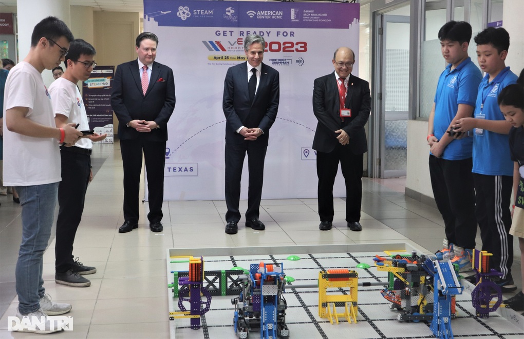 Ngoại trưởng Mỹ thăm Đại học Bách khoa, xem robot do Việt Nam sáng chế - 2 Ngoại trưởng Mỹ thăm Đại học Bách khoa, xem robot do Việt Nam sáng chế - 2