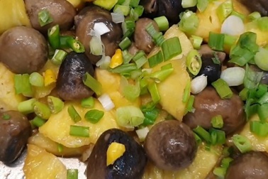 Học làm món chay: Nấm xào dứa lạ miệng