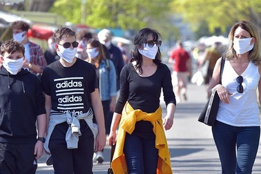 Mưa đá to bằng quả bưởi thi nhau trút xuống