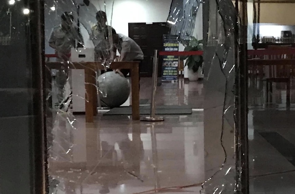 Ô tô lao vào tòa nhà trung tâm hành chính Đà Nẵng - 5 Ô tô lao vào tòa nhà trung tâm hành chính Đà Nẵng - 5