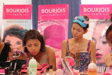 Thí sinh Vietnam’s Next Top Model học hóa trang thành bà già