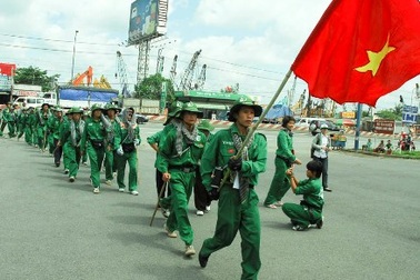 400 người đi bộ từ Làng Sen về đến Nhà Rồng