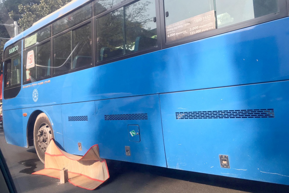 Người phụ nữ bán vé số chết thảm dưới bánh xe buýt - 1 Người phụ nữ bán vé số chết thảm dưới bánh xe buýt - 1