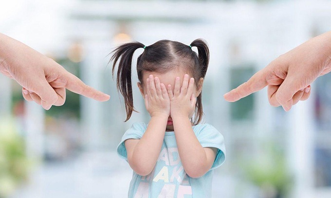 Hành động quát mắng, đánh đập trẻ thể hiện sự bất lực của cha mẹ trong giáo dục con cái. Ảnh minh họa