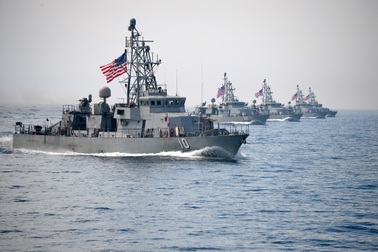 Iran áp sát “không an toàn” tàu quân sự Mỹ ở eo biển Hormuz