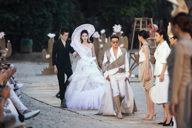 Đàm Vĩnh Hưng bất ngờ làm vedette, thấy “xấu hổ” vì thấp bé giữa dàn mẫu