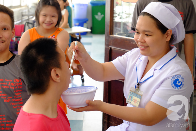 Xót cảnh bé trai, bé gái bại não, bị gia đình bỏ rơi được các mẹ ở làng Hòa Bình nuôi như con ruột - Ảnh 15. Xót cảnh bé trai, bé gái bại não, bị gia đình bỏ rơi được các mẹ ở làng Hòa Bình nuôi như con ruột - Ảnh 15.