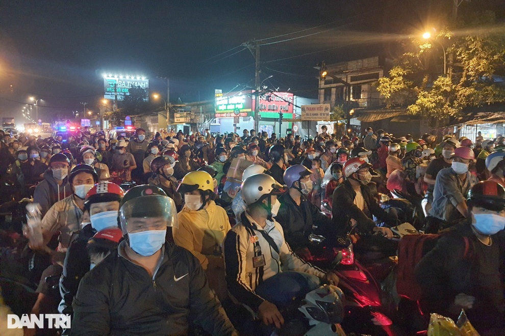 Bà bầu, trẻ nhỏ vật vã giữa dòng người ùn tắc ở cửa ngõ TPHCM trong đêm - 8 Bà bầu, trẻ nhỏ vật vã giữa dòng người ùn tắc ở cửa ngõ TPHCM trong đêm - 8