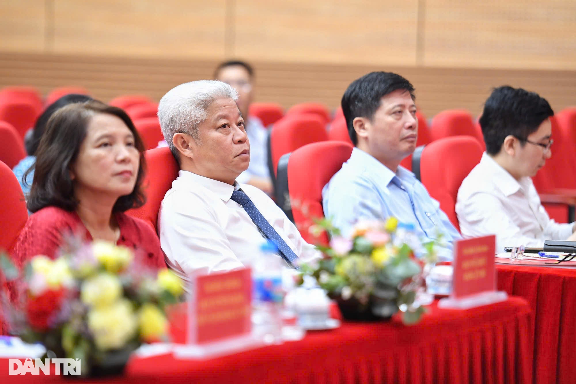 Xây dựng chính sách, mỗi cán bộ cần đặt cả tâm huyết và trách nhiệm - 3 Xây dựng chính sách, mỗi cán bộ cần đặt cả tâm huyết và trách nhiệm - 3
