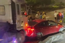 Hiện trường vây bắt ô tô chở thuốc lá lậu trên quốc lộ ở TPHCM