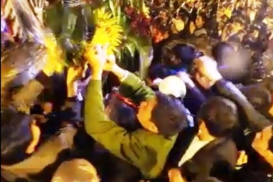 Hỗn loạn cảnh “cướp lộc” ở lễ hội Khai ấn Đền Trần