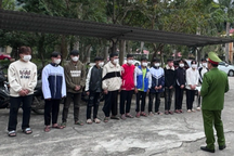 Khởi tố 7 thanh thiếu niên nẹt pô, bốc đầu xe, ném vỏ chai vào người dân