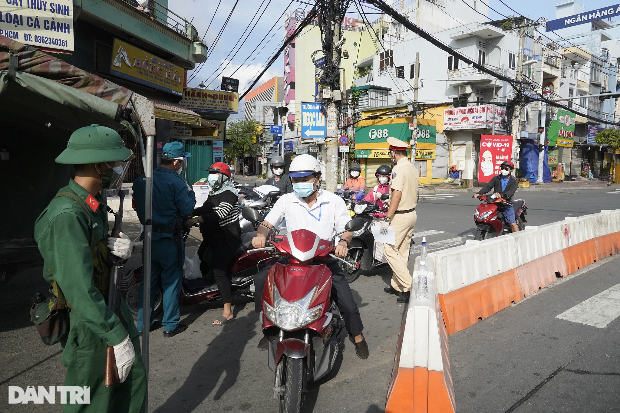 Hình ảnh ngày đầu quân đội tham gia siết chặt giãn cách xã hội ở TPHCM - 17 Hình ảnh ngày đầu quân đội tham gia siết chặt giãn cách xã hội ở TPHCM - 17