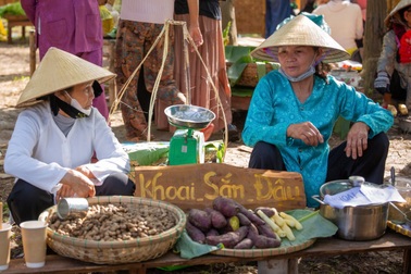 Khách Tây khám phá chợ quê bên dòng Thu Bồn cùng người dân Hội An