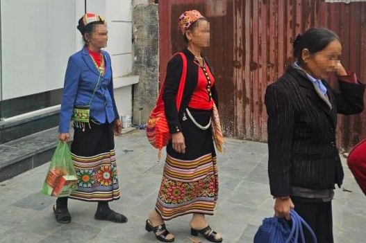 ຜູ້ເຖົ້າແກ່ 50 ຄົນໄດ້ໄປຕາມຖະໜົນຫົນທາງເພື່ອເຂົ້າຮ່ວມກອງປະຊຸມ: ອຳນາດການປົກຄອງທ້ອງຖິ່ນເວົ້າແນວໃດ? - 2 Vụ 50 người cao tuổi xuống phố dự hội thảo: Chính quyền địa phương nói gì? - 2