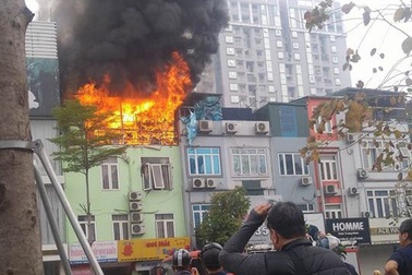 Hà Nội: Cháy lớn tại cửa hàng dịch vụ cưới hỏi đường Ô Chợ Dừa