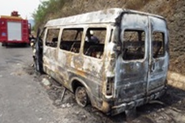 Xe khách bốc cháy dữ dội khi đang chạy