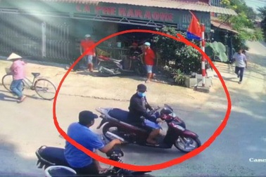 Nghi can xả súng 4 người chết 2 lần cướp xe máy để tẩu thoát