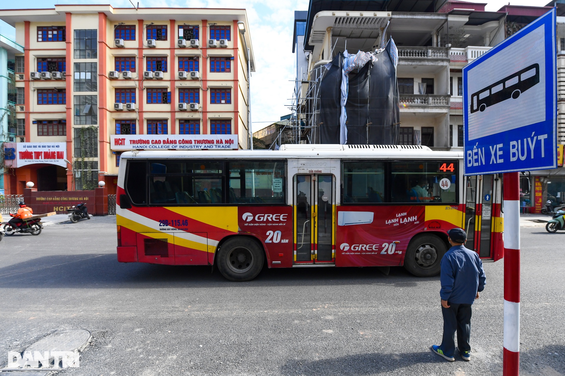 Người dân thủ đô thoát khổ trên đoạn đường 440m cải tạo 4 năm mới về đích - 9 Người dân thủ đô thoát khổ trên đoạn đường 440m cải tạo 4 năm mới về đích - 9