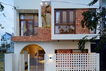 Nhà phố tràn ngập nắng gió ở Quảng Ngãi xuất hiện ấn tượng trên báo Tây