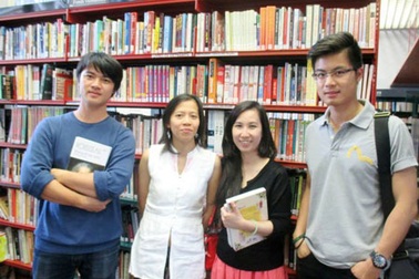 Người “nuôi dưỡng” tủ sách Việt tại Paris