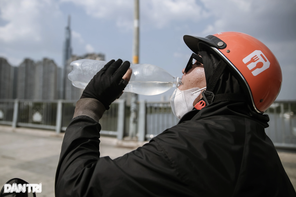 Người dân TPHCM tiếp tục chịu nắng nóng gay gắt đến cuối tuần - 1 Người dân TPHCM tiếp tục chịu nắng nóng gay gắt đến cuối tuần - 1