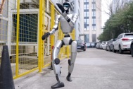 Hãng hàng không đầu tiên dùng robot hình người vận chuyển hành lý