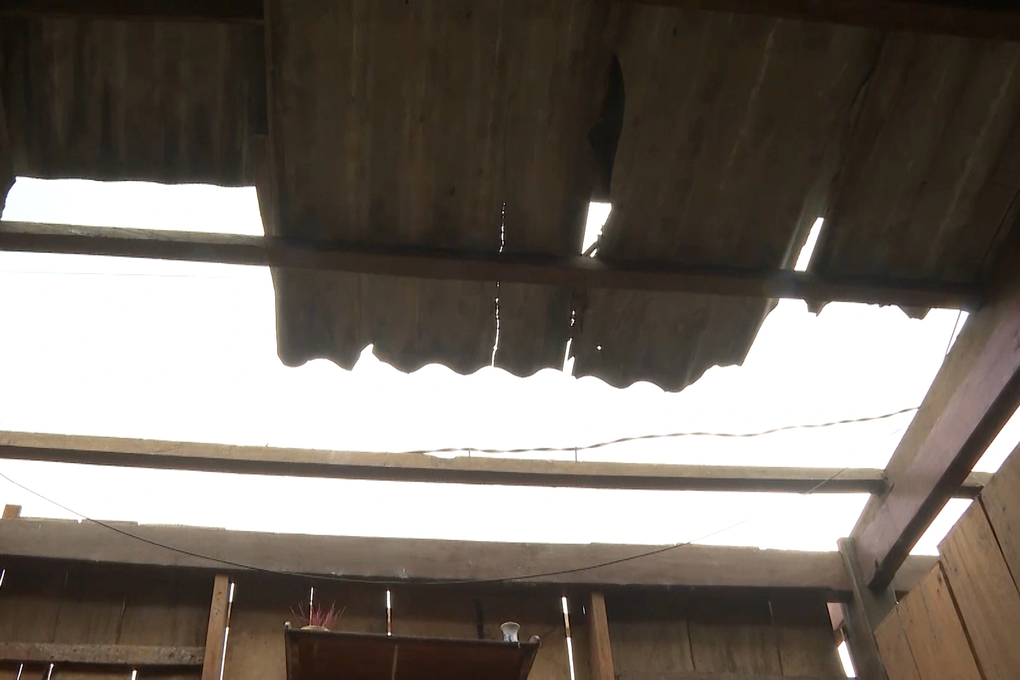 Lốc xoáy làm tốc mái hơn 50 nhà dân - 1 Lốc xoáy làm tốc mái hơn 50 nhà dân - 1