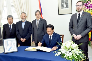 Bộ trưởng Ngoại giao ghi sổ tang tưởng niệm Nữ hoàng Anh Elizabeth II